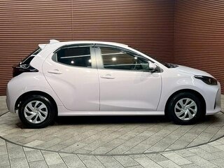 2023 Toyota Yaris IV, белый, 840000 рублей, вид 4
