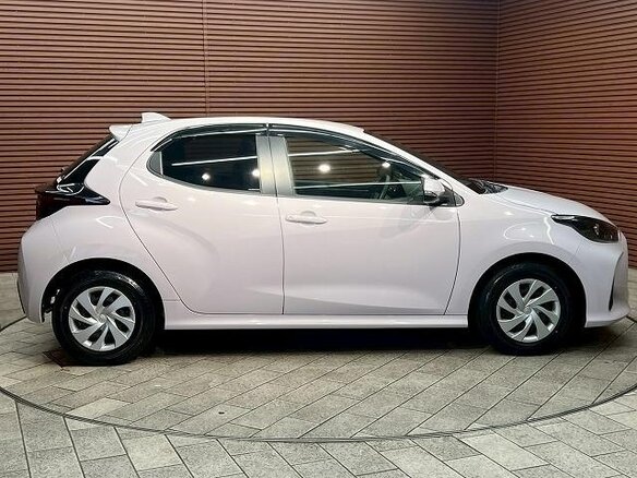 2023 Toyota Yaris IV, белый - вид 3