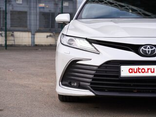 2021 Toyota Camry VIII (XV70) Рестайлинг, белый, 3050000 рублей, вид 3