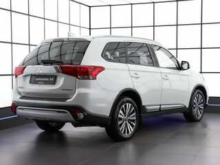 2019 Mitsubishi Outlander III Рестайлинг 3, белый, 2139000 рублей, вид 4