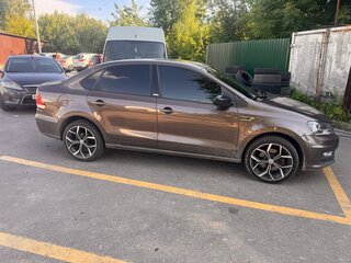 2017 Volkswagen Polo V Рестайлинг, коричневый, 835000 рублей, вид 2