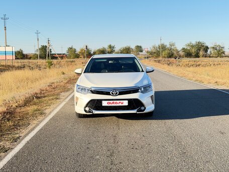 2017 Toyota Camry VII (XV50) Рестайлинг, белый, 1640000 рублей, вид 3