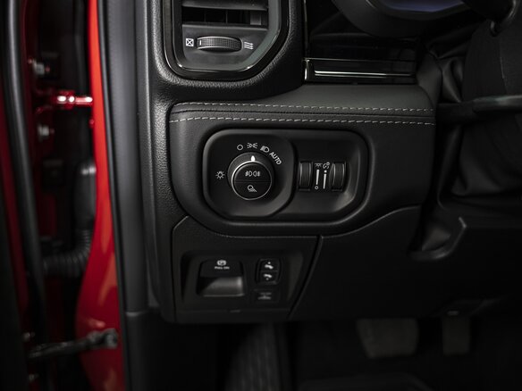 2026 Ram 1500 Crew Cab V Рестайлинг, красный - вид 9
