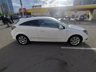 2010 Opel Astra GTC H Рестайлинг, белый, 600000 рублей, вид 3