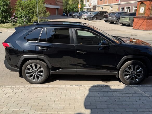 2022 Toyota RAV4 V (XA50), чёрный, 4100000 рублей - вид 5