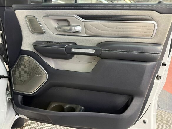 2022 Ram 1500 Crew Cab V, белый - вид 23