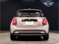 2023 Mini Hatch Cooper III (F55/F56) Рестайлинг 2, бежевый - вид 6