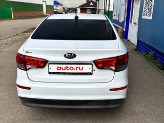 2017 Kia Rio III Рестайлинг, белый, 1200000 рублей, вид 3