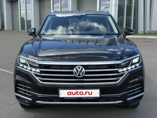 2018 Volkswagen Touareg III, коричневый, 4650000 рублей, вид 2
