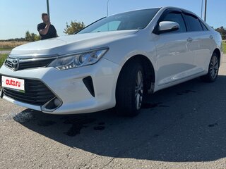 2017 Toyota Camry VII (XV50) Рестайлинг, белый, 2450000 рублей, вид 4