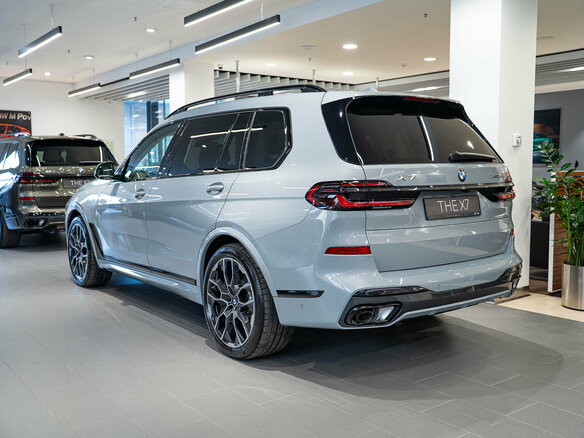 2025 BMW X7 40d I (G07) Рестайлинг, серый - вид 4