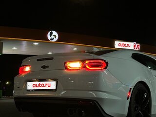 2020 Chevrolet Camaro 10-speed VI Рестайлинг, белый, 4860000 рублей, вид 3