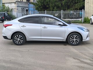 2020 Hyundai Solaris II Рестайлинг, серебристый, 1450000 рублей, вид 4