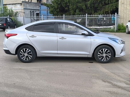 2020 Hyundai Solaris II Рестайлинг, серебристый, 1525000 рублей, вид 4