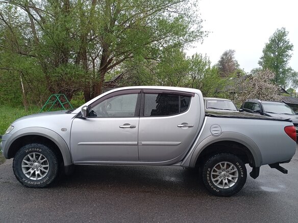 2011 Mitsubishi L200 IV, серебристый, 1300000 рублей - вид 4