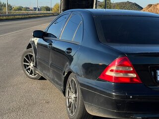 2001 Mercedes-Benz C-Класс 200 II (W203), чёрный, 300000 рублей, вид 1