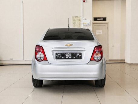 2015 Chevrolet Aveo II, серебристый, 700000 рублей, вид 5