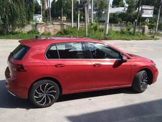 2021 Volkswagen Golf VIII, красный, 2800000 рублей, вид 5