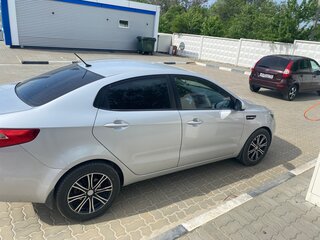 2014 Kia Rio 5-speed III, серебристый, 800000 рублей, вид 4