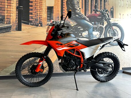 2026 KTM 390 Enduro, оранжевый, 749000 рублей, вид 3