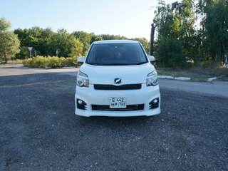 2010 Toyota Voxy II (R70) Рестайлинг, белый, 1500000 рублей, вид 2