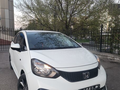 2023 Honda Fit Crosstar IV Рестайлинг, белый, 1300000 рублей, вид 1