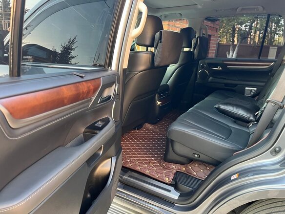2015 Lexus LX 570 III Рестайлинг 2, серый, 10500000 рублей - вид 4