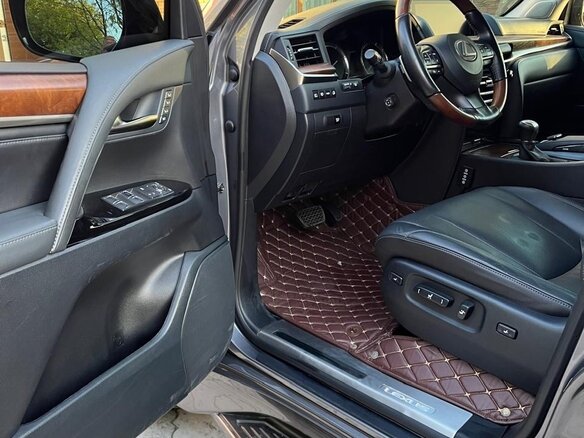 2015 Lexus LX 570 III Рестайлинг 2, серый, 10500000 рублей - вид 3