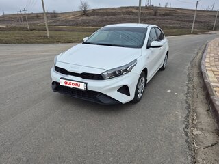 2022 Kia Cerato IV Рестайлинг, белый, 2000000 рублей, вид 2