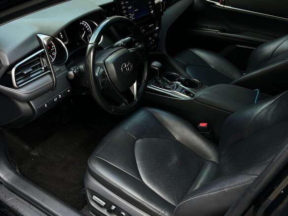 2021 Toyota Camry VIII (XV70) Рестайлинг, чёрный, 2350000 рублей - вид 6