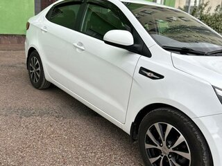 2017 Kia Rio III Рестайлинг, белый, 1200000 рублей, вид 4