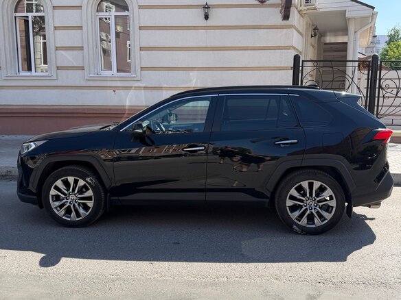 2022 Toyota RAV4 V (XA50), чёрный, 4100000 рублей - вид 2