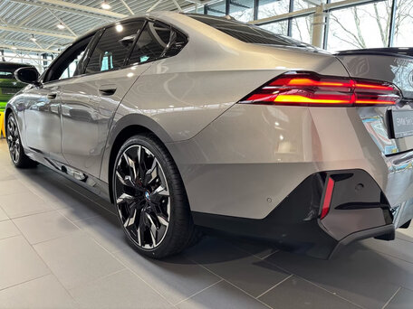 2024 BMW 5 серии 530i xDrive VIII (G60/G61/G68), серебристый, 6950000 рублей, вид 5