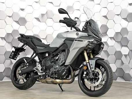 2025 Yamaha MT-09 Tracer (FJ-09), серебристый, 1729000 рублей, вид 1