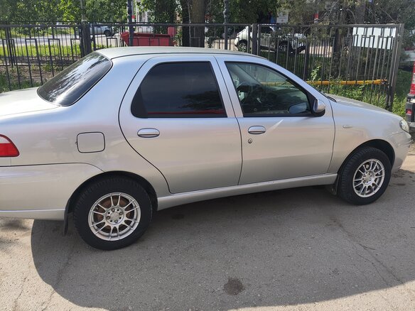 2011 Fiat Albea I Рестайлинг, серебристый, 380000 рублей - вид 1