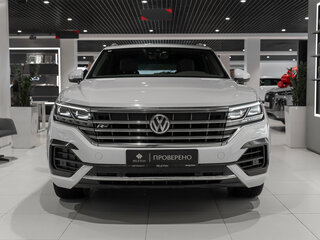 2019 Volkswagen Touareg III, белый, 3795000 рублей, вид 3