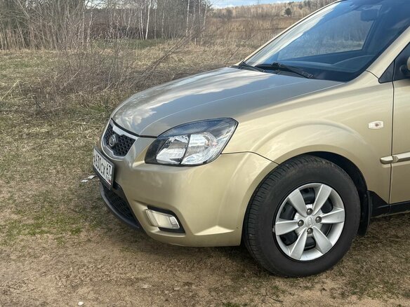 2010 Kia Rio II Рестайлинг, бежевый, 430000 рублей - вид 3