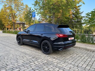 2019 Volkswagen Touareg III, чёрный, 5449000 рублей, вид 4