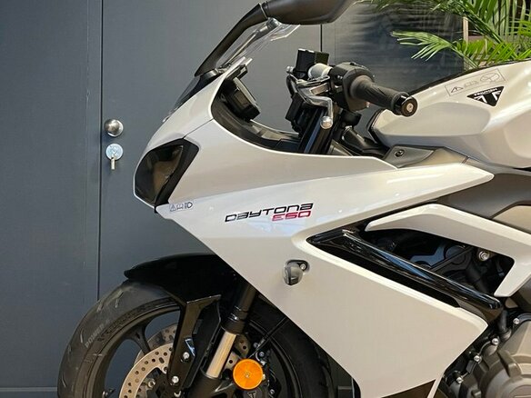 2025 Triumph Daytona 660, белый, 1150000 рублей - вид 13
