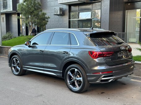 2022 Audi Q3 35 TFSI II (F3), серый, 2800000 рублей, вид 2