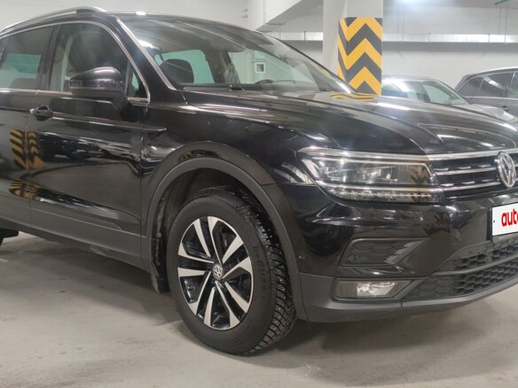 2019 Volkswagen Tiguan II, чёрный, 2550000 рублей - вид 2