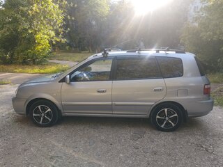2005 Kia Carens I (RS) Рестайлинг, серебристый, 410000 рублей, вид 4