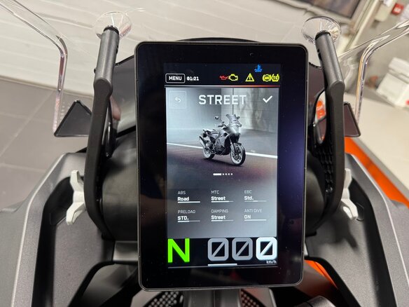 2025 KTM 1390 Super Adventure, оранжевый - вид 8