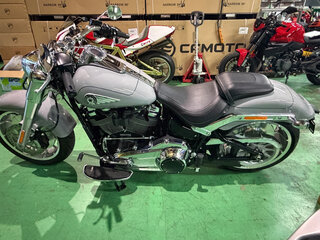 2025 Harley-Davidson Fat Boy, серый, 2280000 рублей, вид 2