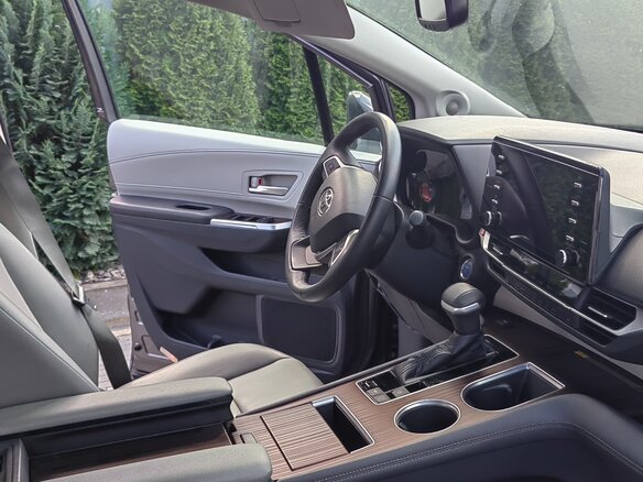 2021 Toyota Sienna IV, серый, 3560000 рублей - вид 5