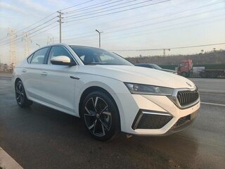 2025 Skoda Octavia IV (A8), белый, 2350000 рублей, вид 3
