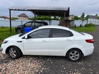 2014 Kia Rio 4-speed III, белый, 920000 рублей, вид 4