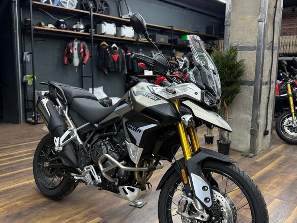 2023 Triumph Tiger 900, серебристый, 1770000 рублей - вид 1
