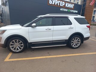 2016 Ford Explorer V Рестайлинг, белый, 2250000 рублей, вид 5