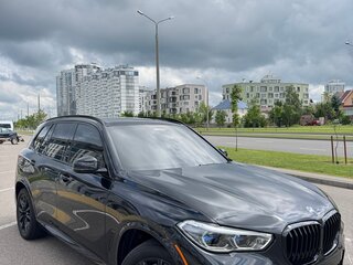 2021 BMW X5 M50i IV (G05/G18), чёрный, 4500000 рублей, вид 2